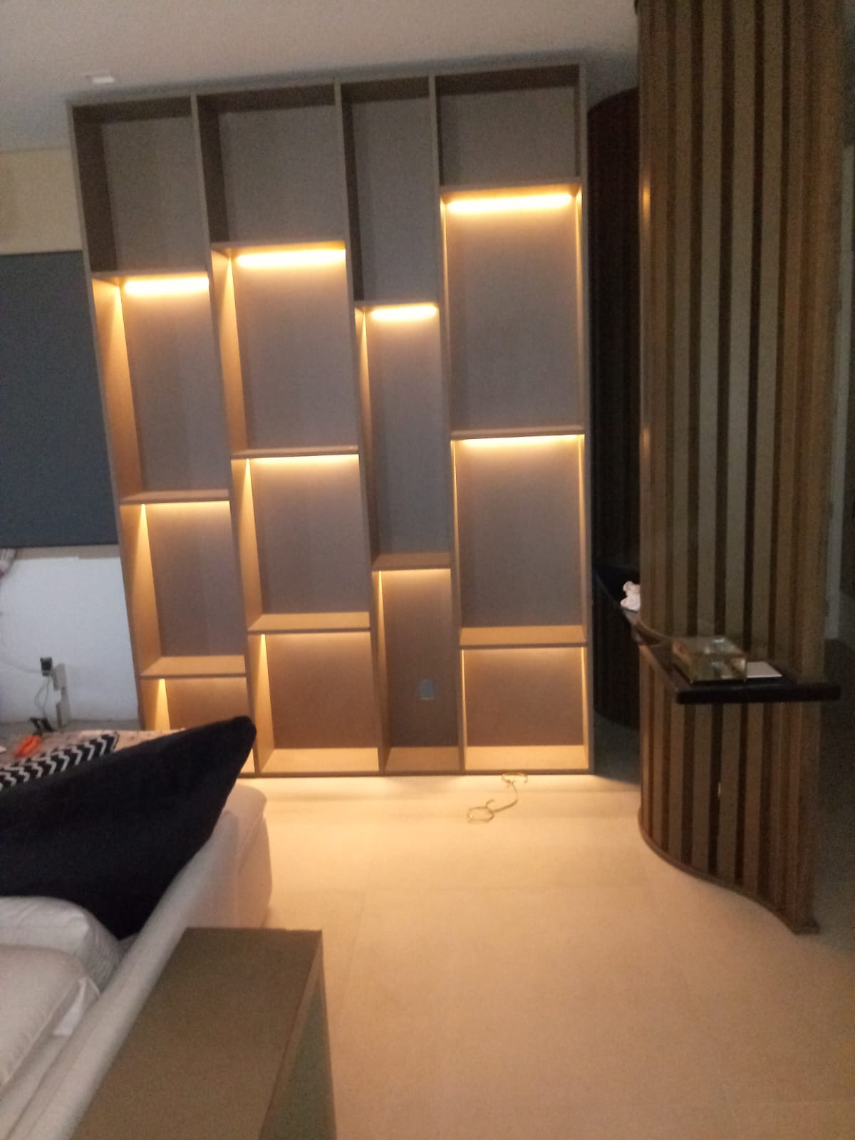 Painel de marcenaria em quarto com fita de LED embutida