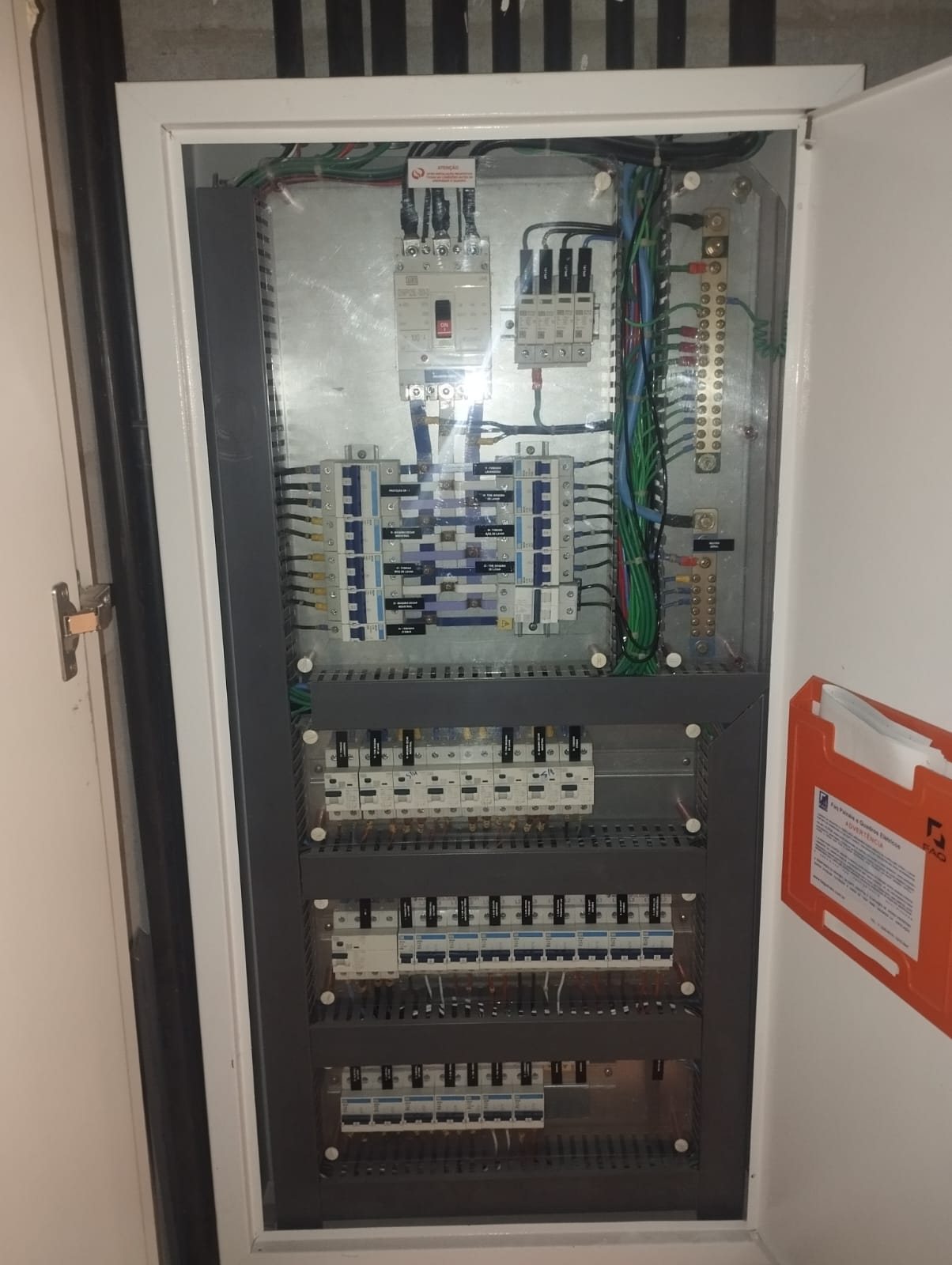 Quadro de distribuição industrial com porta de acrílico e circuitos identificados