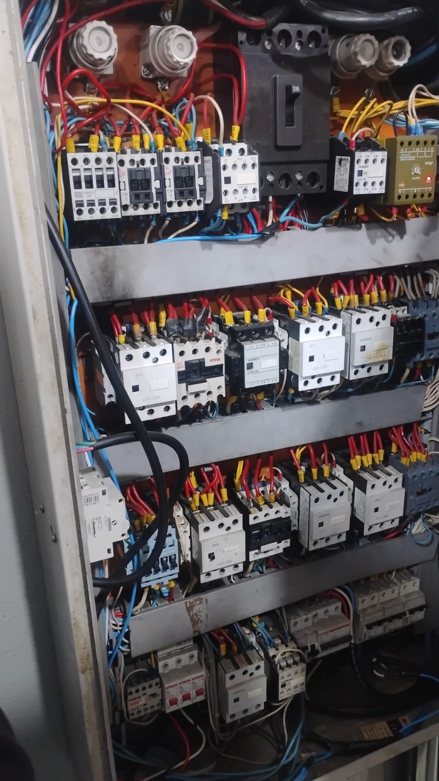 Painel com contatores, relés e disjuntores em montagem industrial