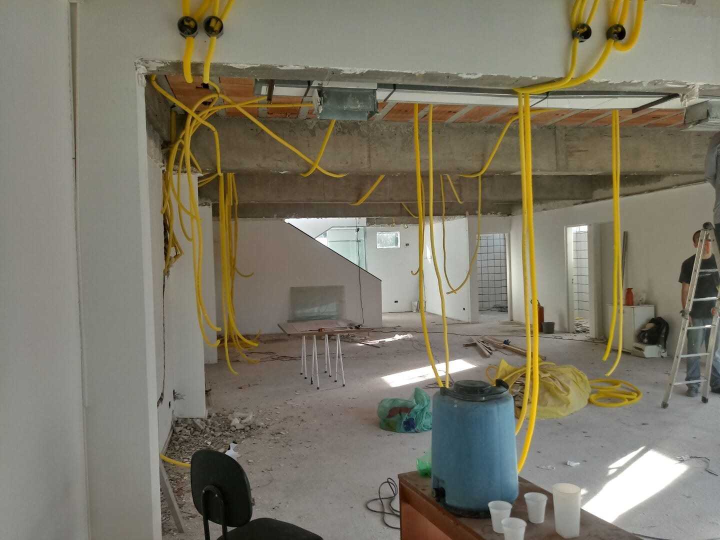 Reforma com eletrodutos e fiação aparente antes do acabamento