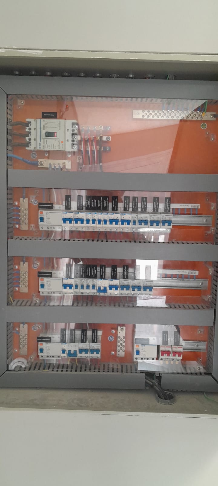 Quadro de distribuição embutido com porta de acrílico e fileiras de disjuntores
