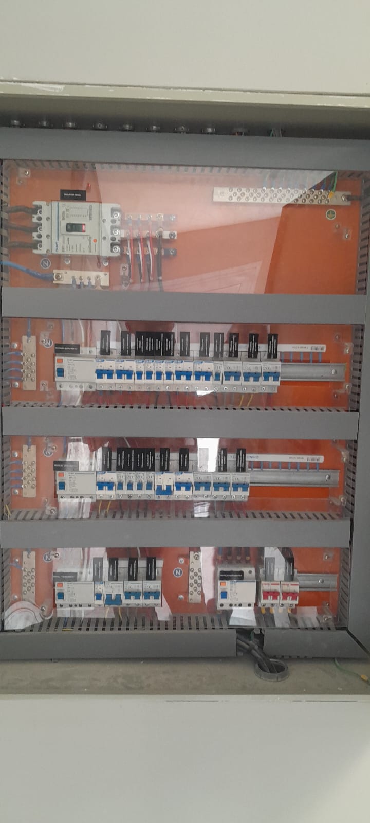 Quadro de distribuição com porta transparente e fileiras de disjuntores
