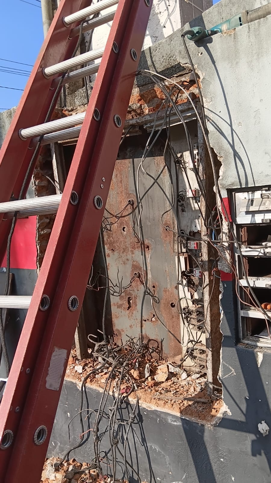 Abertura em parede para remoção de instalação antiga