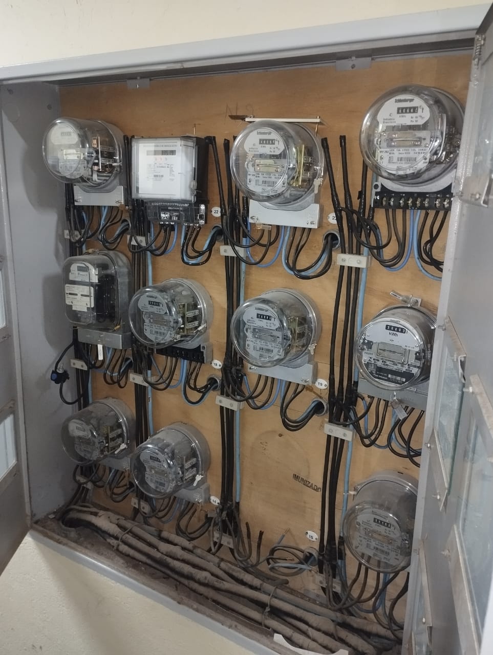 Armário de medidores de energia com relógios e fiação organizada